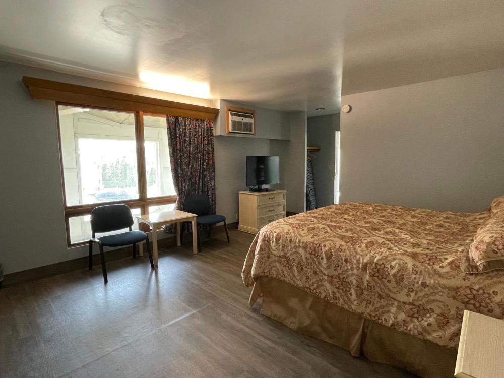 Deluxe King Room interior